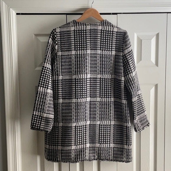 Women’s Black and Cream Patterned Jacket with front zipper. - Picture 2 of 5